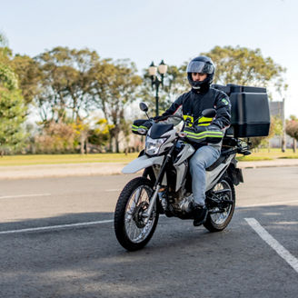Delivery man arriving at destination, motoboy