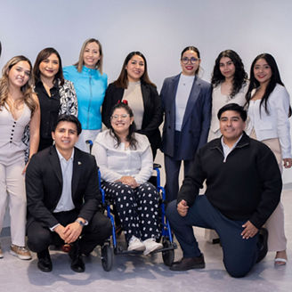 Fotografía de un grupo de personas ejecutivas, en las oficinas de KPMG México