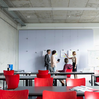 ディスカッションする人々