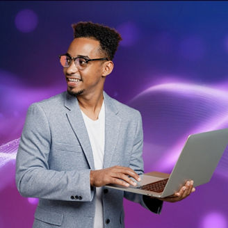 Jeune professionnel travaillant sur un ordinateur portable