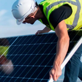 hombres en una azotea colocando paneles solares