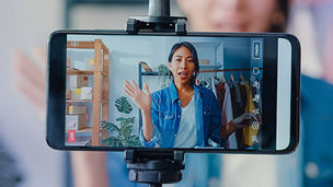 Influencerin bei Handy-Recording