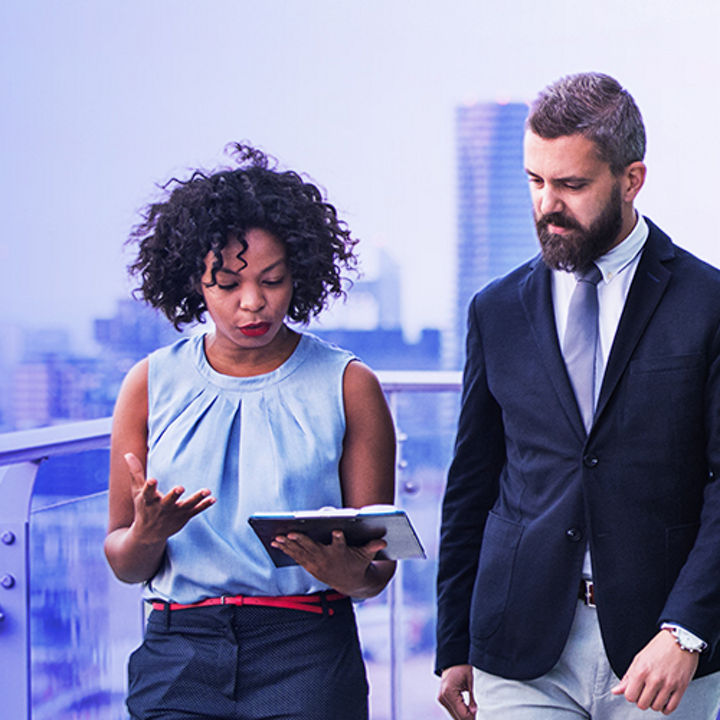 zwei Personen spazieren und besprechen sich