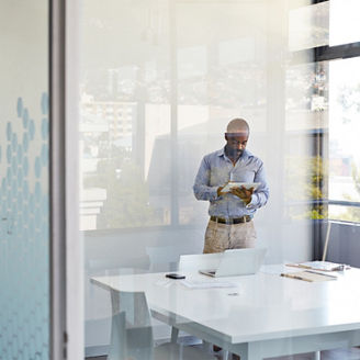 Persona con una tableta en la mano izquierda