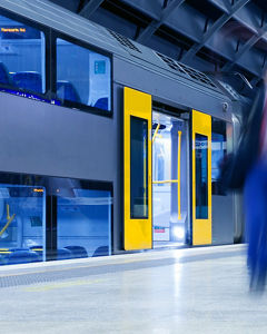 Mann in Bahnstation auf Gleis am Zug