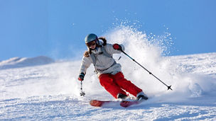 Mulher esquiando na neve