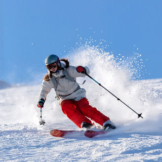 Mulher esquiando na neve