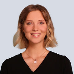 Porträt von Jannine Barger vor einem hellgrauen Hintergrund