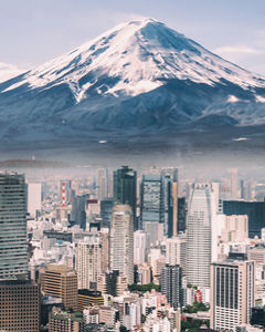 Blick auf Berg mit Stadt im Vordergrund
