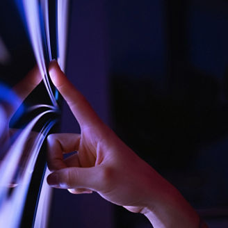 スクリーンを指でクリックするひと