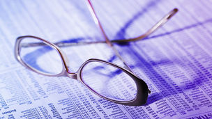 新聞の上に置かれた眼鏡