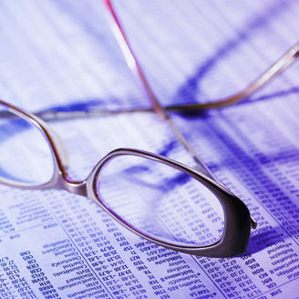 新聞の上に置かれた眼鏡