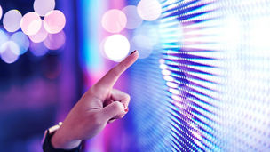 画面を指さす手