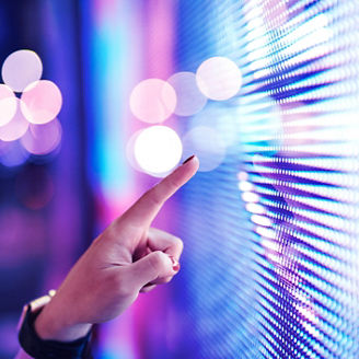 画面を指さす手