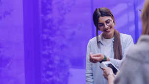 Japanese alt text: 電子決済をする女性