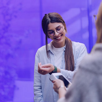 Japanese alt text: 電子決済をする女性