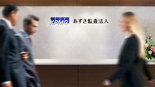 受付を通る人々