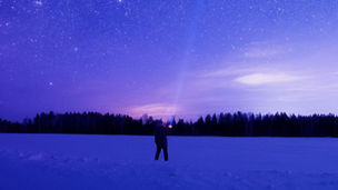 星空をライトで照らす
