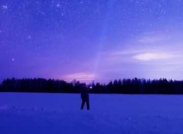 星空をライトで照らす