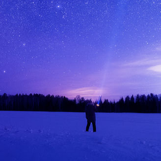 星空をライトで照らす