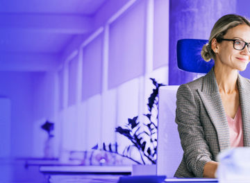 デスクワーク中の女性