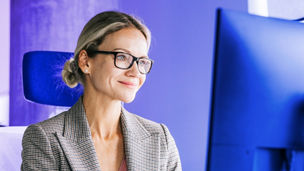 デスクワーク中の女性