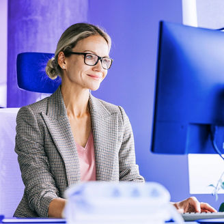 デスクワーク中の女性