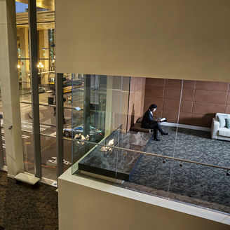 ロビーで読書を楽しむビジネスマン