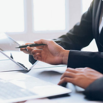 モニターを見るひと