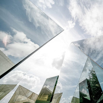 鏡に反射する空とビル