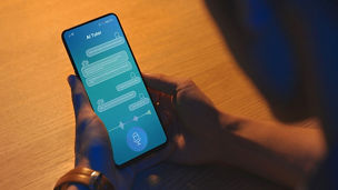 スマホを見る人