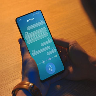 スマホを見る人