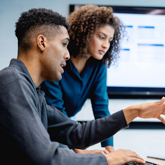 異常が無いかモニターを確認する二人（2）