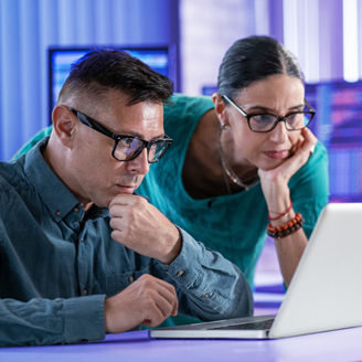 異常が無いかモニターを確認する二人