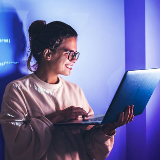 PCを操作する様子