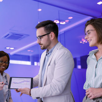 タブレットを見る人々