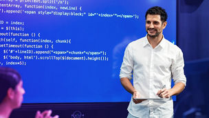 大型スクリーンを使ってプレゼンする人