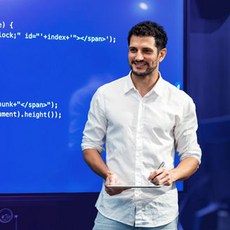 大型スクリーンを使ってプレゼンする人