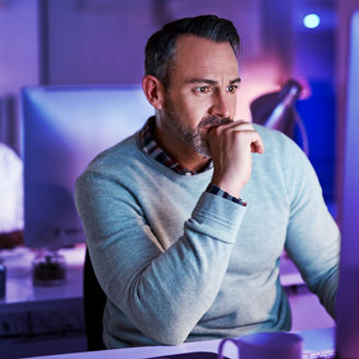 PCを見つめる姿