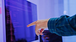 モニターを指さす腕