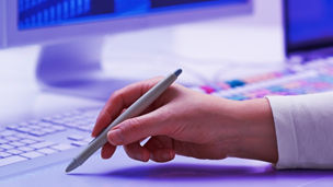 PCをペンで操作する様子