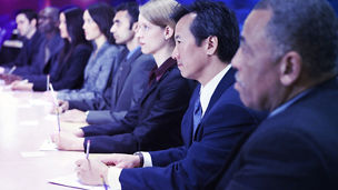 会議をする男性