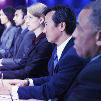 会議をする男性