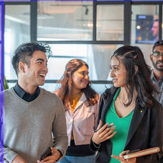 Japanese alt text: 話ながらオフィスを移動する同僚たち