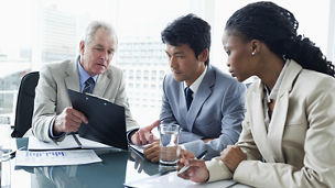 話し合う人たち