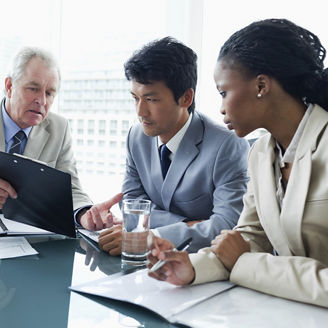 話し合う人たち