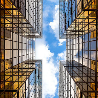 Japanese alt text: 近代ビルと空