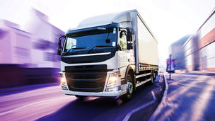 Japanese alt text: 三割不足が示す現実：自動運転トラックは救いとなるか