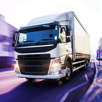 Japanese alt text: 三割不足が示す現実：自動運転トラックは救いとなるか