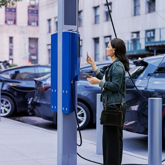 Japanese alt text: 政策で進む欧州、市場に委ねる米国：BEV充電インフラの行方